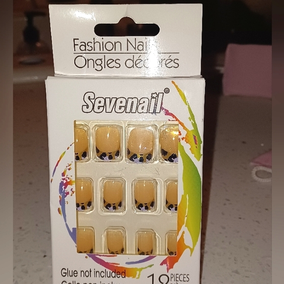 12 piece gold/black/purple leopard print design fingernail kit - Picture 3 of 3